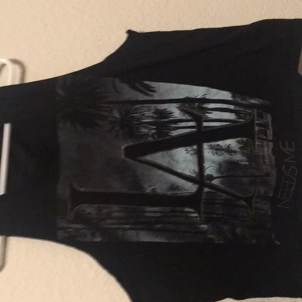 black muscle tee